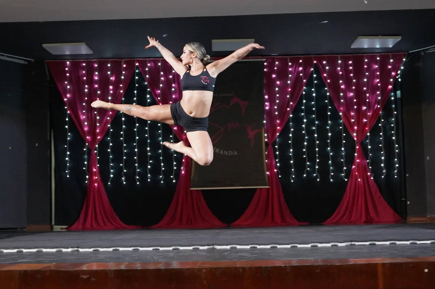 Bailarina em grand jeté no palco da Gala