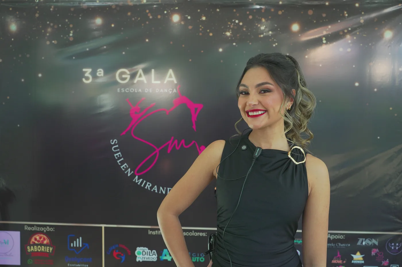 Suelen Miranda no painel de patrocinadores da Gala