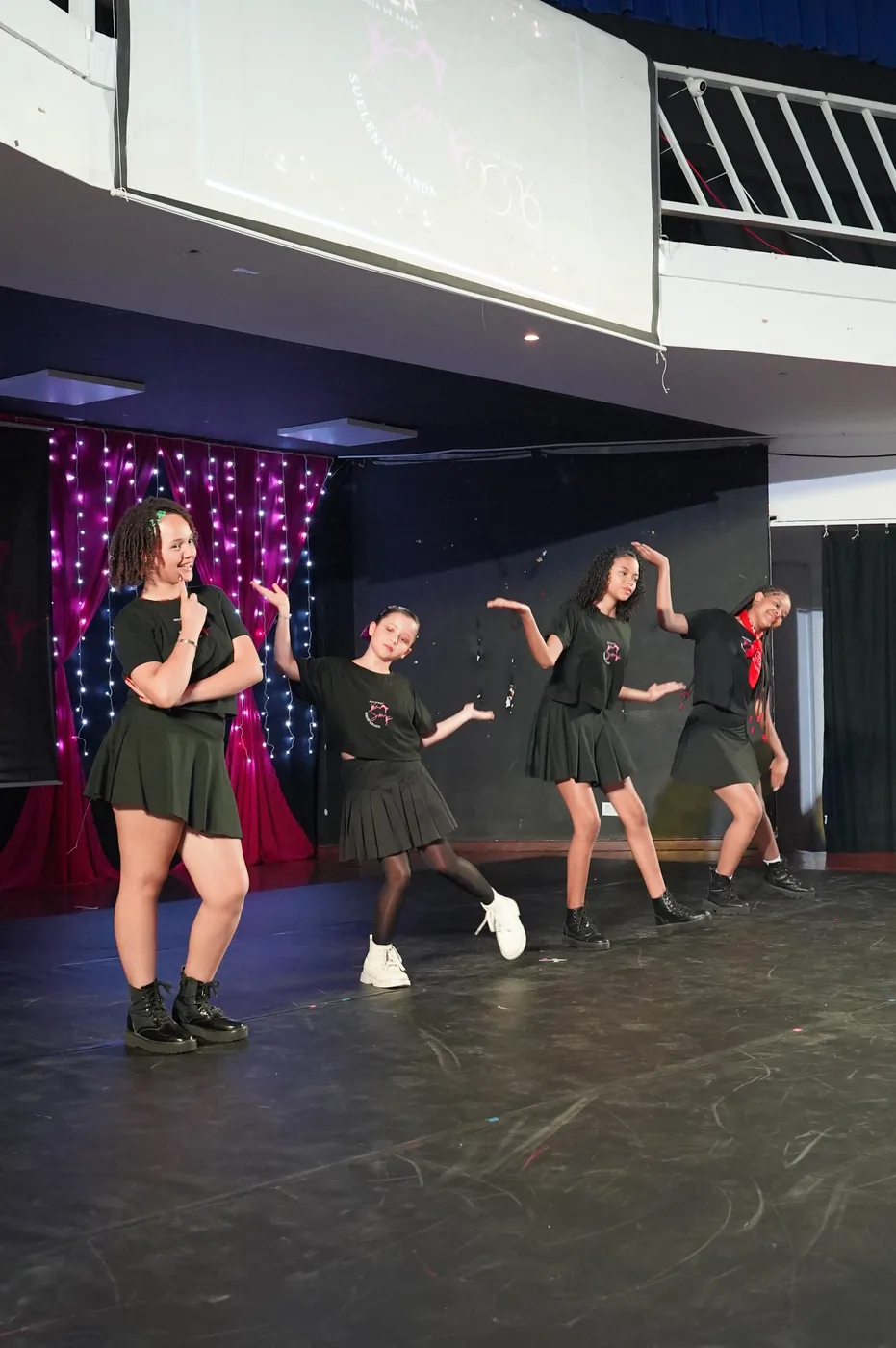 Grupo de K-pop em coreografia no palco da Gala